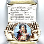 Ceas din ipsos Binecuvantarea Casei avand icoana in maini