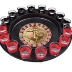 Transformă orice întâlnire cu prietenii într-o petrecere plină de distracție cu acest set de ruletă de băut pentru adulți! Jocul include o ruletă clasică și 16 pahare tip shot, numerotate, fiind ideal pentru petreceri, aniversări, seri între prieteni sau cadouri amuzante. Regulile sunt simple: umpleți paharele cu băuturile preferate, învârtiți ruleta și urmăriți numărul câștigător. Jucătorul care are paharul corespunzător trebuie să îndeplinească provocarea stabilită de grup. Caracteristici Set de ruletă pentru petreceri Include 16 pahare tip shot Design inspirat de ruleta clasică Ușor și distractiv de folosit Potrivit pentru petreceri și seri cu prietenii Idee originală de cadou amuzant Recomandat exclusiv persoanelor peste 18 ani Atenție: Produs destinat exclusiv adulților. Consumați alcool responsabil. Băuturile nu sunt incluse.
