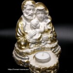 Candela ceramica alba ce reprezinta Sfanta familie