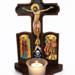 Crucifix din lemn cu aplicații din zamak argintat